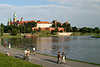 47283_Paare Spaziergang Radfahrer entlang Weichsel Ufer Promenade Bild vor Wawel Panorama ber Wasser