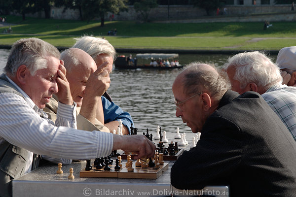 Schachspiel Fotos: Krakau Senioren Schachmatt spielen im Freien vor Weichsel Flusswasser, chess-game outside
