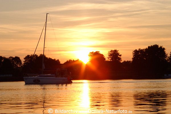 Sonnenuntergang ber Segelboot in Masuren Wasserlandschaft Urlaub Romantik orange Rotlichter Sonnenstern Abendstimmung Fotodesign Mazury wodny krajobraz