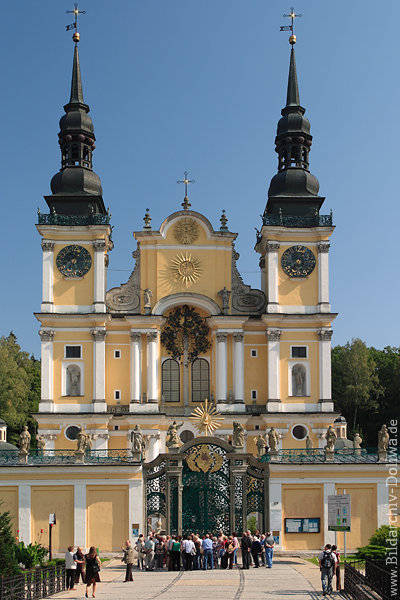 HeiligeLinde Kirche-Doppeltrme Pilger Wallfahrt-Besucher am Eingangstor