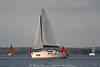 1103245_Masurens Lwentin See Landschaftsbild mit Segelboot Cynamon auf Niegocin Wasser Foto