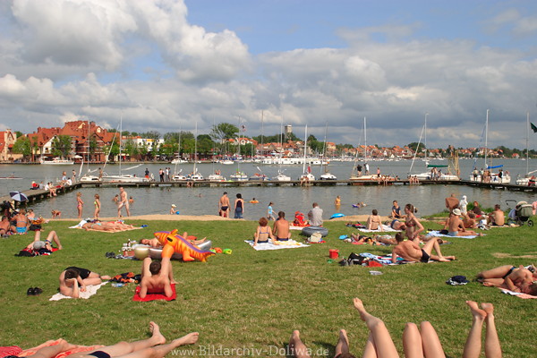 NikolaikenSee Strandmole Badewiese Besucherfsse Urlaub vor Stadtpanorama