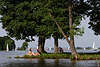 Urlauber unter Baum See-Landzipfel Foto in Rydzewen (Rotwalde) Strand am Boczne See