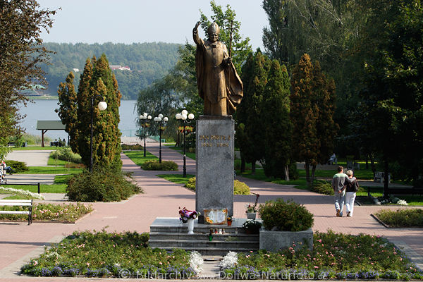 Sensburger Promenade zum Czos-See Paar am Papst Johannes Paul II Denkmal
