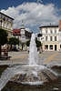 706070_ Belgard (Bialogard) Brunnen auf Marktplatz & alte Brgerhuser zum Hotel umgebaut