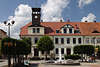 706077_  Rathaus von Belgard mit Museum & Brunnen mit Touristen auf Bank am Freiheitsplatzin Reisefoto