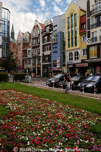 Kolberg Einkaufszentrum moderne Architektur Innenstadt bunte Blumenrabatte