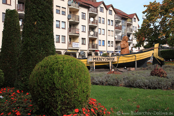Misdroy-Stadtfischer Parkoase-Boot mit Schild Miedzyzdroje
