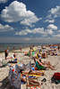 705537_ Sorenbohm Urlaub am Strand, Menschen in Ostsee Bild, Urlauber beim Sonnen in Sonnenschein in Liegesthlen & Ostseewind unter Schnwetter-Wolken