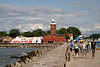 705723_ Rgenwaldermnde Hafenturm Foto Mole mit Touristen Spaziergang in Darlwko Ausflug ans Meer