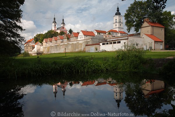 Kloster Wigry Gebudepanorama Wasserspiegelung