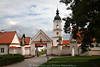 Innenhof & Mauertor Klosters Wigry Foto unter Glockenturm Gartengang Spazierwege Bild