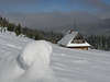 Bd0909_Berghtte am Wald in Schnee Winterstimmung Foto vom Nationalpark Hohe Tatra Bergwanderung