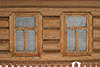 Holzhaus Fenster-Paar mit Rauhreif gefrorene Wandfassade Foto Museumsdorf Chocholw