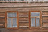 Holzhausfassade Goralestil Architektur Foto niedliche FensterPaar Eiszapfen am Dachrand