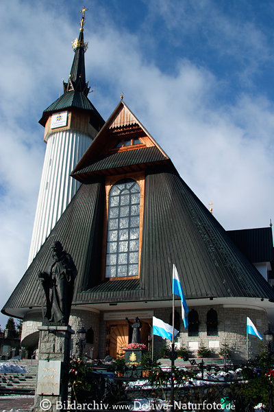 Krzeptowki Kirche Rundturm moderne Architektur Bild mit St.Paulus & Papst Denkmal
