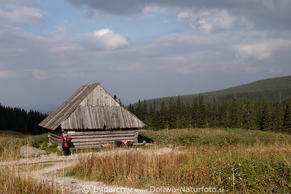 Wanderer Bild an Holzscheune-Bank sitzen schlafen Erholung in Nationalpark Hohe Tatra