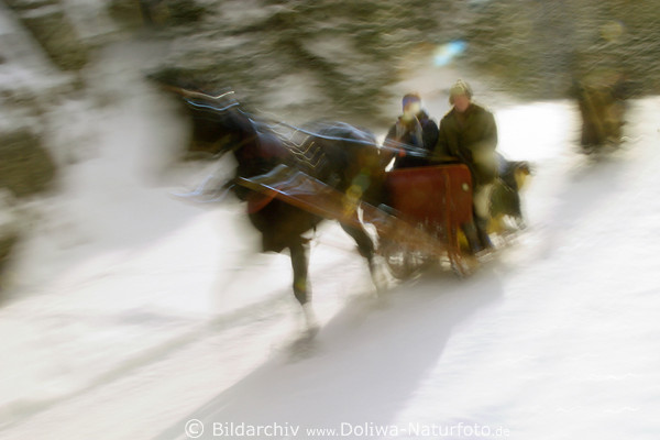Pferdekutsche abstrakt in Rauschtempo Fahrt auf Schnee verwischtes Foto in Bewegung