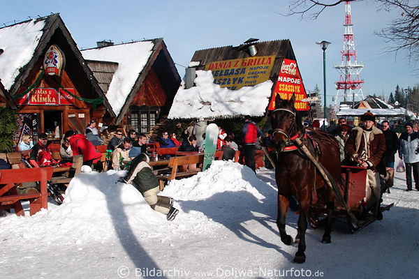 Goral Pferdeschlitten Fahrt auf Schnee im Winter Sonnenschein vor Touristen Kneipen Urlauber