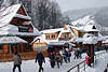 40237_Winter in Zakopane, bunte Holzkneipen in Schnee auf Marktstrae vor Gubalowka Berg