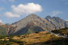 47330_ Karpaten Hohe Tatra Gelbe Turnia Gipfel Bergkulisse Bild mit Touristen auf Bergwanderung im Nationalpark