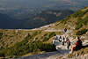 47337_ Wanderer Touristen auf Wanderung bei Przelecz miedzy Kopami Bergwanderer Erholung Foto auf Wanderweg