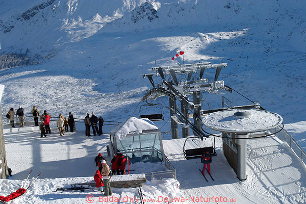 Skilift Sessellift Kasprowy Wierch Winterbild Bergstation Seilbahn Skifahrer