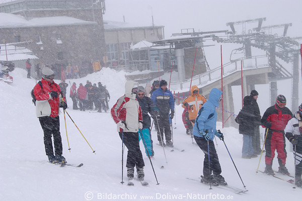 Skispass im Schneetreiben Skiurlauber Foto in Wetterkapriolen am Skilift Kasprowy Wierch Bergstation