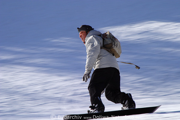 Snowbord Junge auf Brett Schneepiste Tempo Bewegung, Schnellfahrt auf Gubalwka Loipe