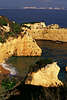 9143_ Goldgelbe Felsen von Praia Dona Ana Badebucht in Felslandschaft mit Portimao Blick bers Meer in Foto