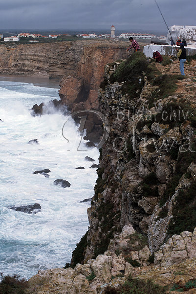 Angler am Abgrund Hochklippen der Steilwand bei Ponta de Sagres