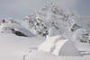 Bd1065_Eiskirche Bild in Schnee unterm Fogarascher Berg H�gel mit Paar in Berglandschaft S�dkarpaten