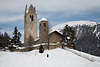 901051_San Gian alte Taufkirche Foto mit Blick auf Mutas Muragl Berg ber Celerina Winterbild