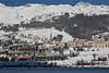 901184_St. Moritz Stadt Bergpanorama Skipisten & Zahnradbahnen am Berghang Foto in Winterlandschaft