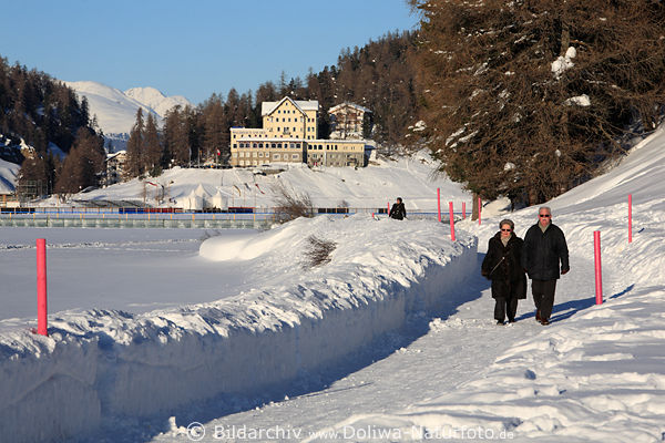 St.Moritz Winterweg Foto Schneetunnel um See herum Paar Spaziergang Bild
