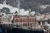901173_Sankt Moritz Kirchenturm ber Glamourstadt Dorfzentrum mit Hotels in Winterlandschaft Foto