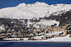 901197_ St. Moritz Dorf Blick Winterbild unter weien Berg mit Skigebiet Liften, Zahnradbahn am Schneehang