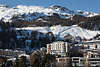 901485_Sankt Moritz weisse Villen & Hotels in Winterlandschaft am Berghang mit Zahnradbahn & Skipisten