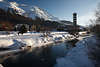901487_Sankt Moritz-Bad Winterstimmung am Inn Flusswasser Foto mit Blick auf Kirchturm im Bergtal