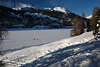 901494_Sankt Moritzerseeblick mit Urlauber-Paar auf Eis & Schneeflche Bild knipsen in Winterlandschaft