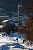 902338_ St. Moritz Winterweg am Kirchenturm Foto mit Menschen spazieren in Schnee, Spazierweg in St. Moritzer-Bad