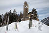 901048_Skier vor San Gian Kirche im Schnee Foto Skilufer Messe Treffpunkt im Winter