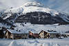 901076_ Alpenkurort Celerina Foto Huser Winter-Panorama in Schnee Schweiz Urlaub auf Hochplateau im Bergdorf Oberengadin