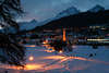 901147_ St. Moritz-Bad Foto bei Nacht: romantische Schneewege Nachtlichter Bild am St. Moritzersee in Winter