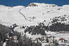 901179_Skipiste mit Skiurlauber auf weiem Alpenhang neben Zahnradbahn in St. Moritz Winterurlaub Bild