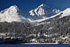 901182_ St. Moritz Stadt unter Bergen im weien Schneegewand Winterbild, Alpen Berglandschaft Foto