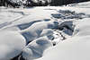 901654_ Bergbach Schneekoppen & Schneewehen Naturfoto, Fuweg in weier Winterlandschaft mit Touristin