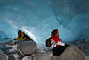 901712_ Gletschergrotte Morteratsch Foto Menschen in Eisgrotte, Touristen Ausflug zur Hhle, blaue Grotte aus Eis des Morteratschgletscher