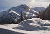 901810_ Oberengadiner Winterlandschaft in Schneewehen Romantik Naturbild, Wei verschneite Berge Foto