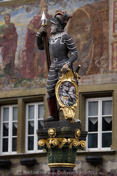 Stein am Rhein Eidgenssischer Krieger Brunnenfigur vor Wandfresken auf Rathausplatz